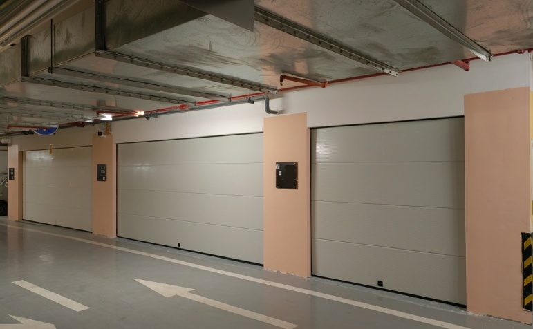 云玺大宅车库门.jpg 云玺大宅车库门.jpg