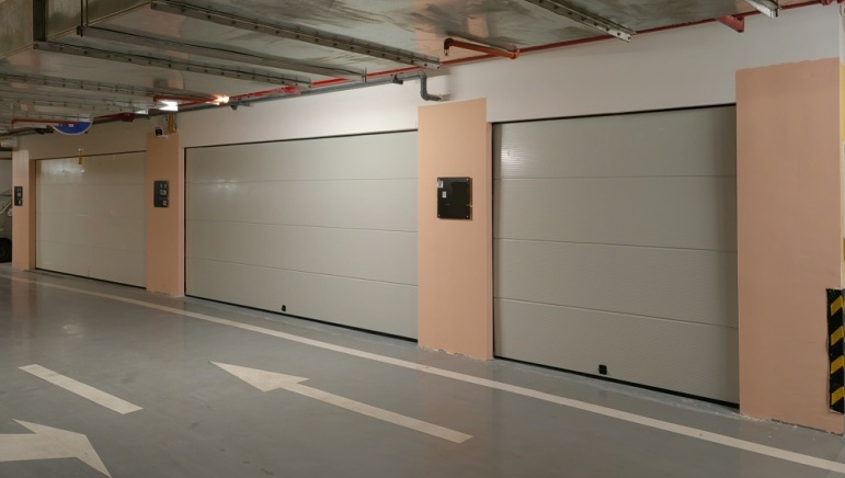 云玺大宅车库门.jpg 云玺大宅车库门.jpg