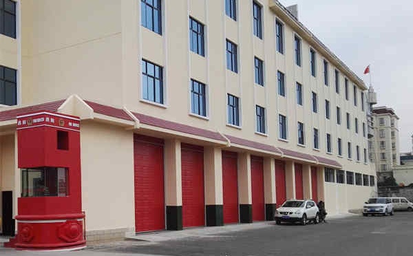 特勤大队消防车库门.jpg 特勤大队消防车库门.jpg