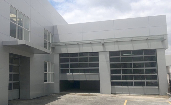 路虎汽车4S店铝合金滑升门.jpg 路虎汽车4S店铝合金滑升门.jpg