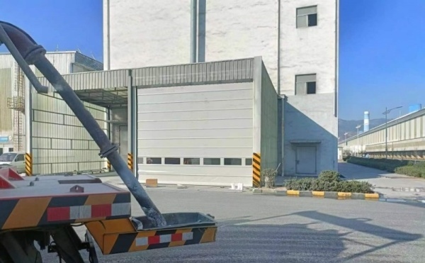 云铝海鑫铝业堆积门.jpg 云铝海鑫铝业堆积门.jpg