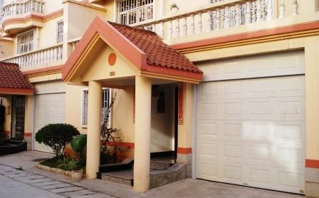 嵩明县滨河苑翻板车库门.jpg 嵩明县滨河苑翻板车库门.jpg